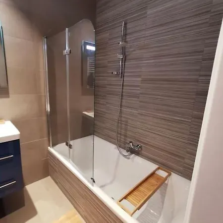 Luxury 1 Bedroom In Center With Terrace & Parking - 75m Apartamento
